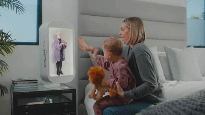 Mujer comunicándose con una videollamada holográfica. (Foto: Portlhologram.com)