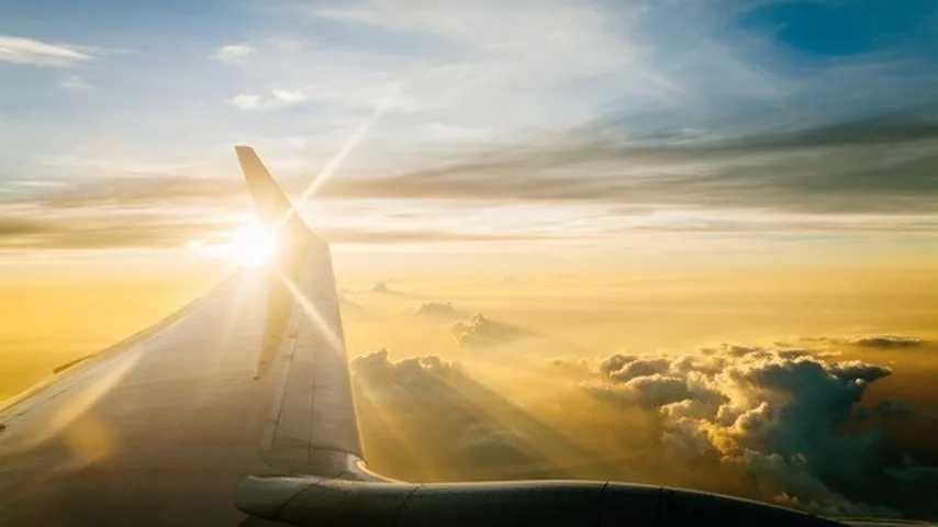 Ala de avión en el cielo azul en el crepúsculo y la puesta del sol. (Foto: Freepik)