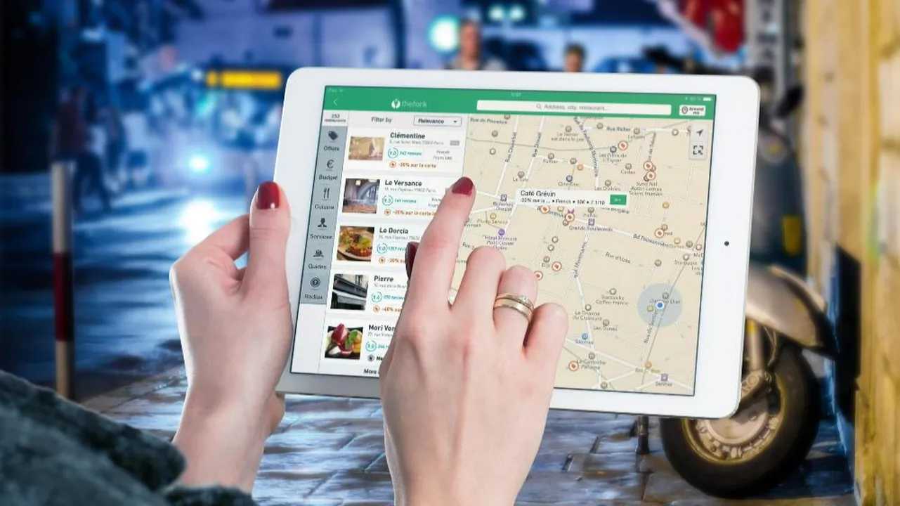 ¿Cómo se puede reservar una plaza de aparcamiento con Google Maps?