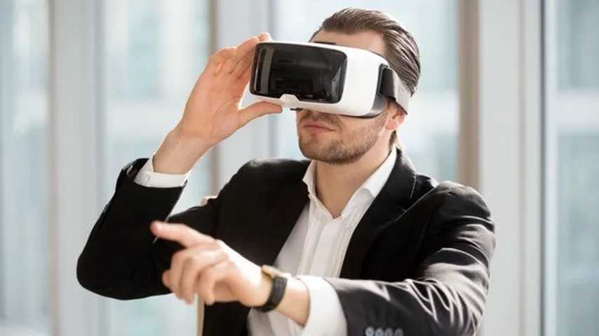 Para acceder al metaverso de Facebook es necesario la utilización de dispositivos como las gafas de realidad virtual. (Foto: Freepik)