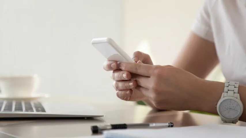 Hombre joven escribiendo con su smartphone. (Foto: Freepik)