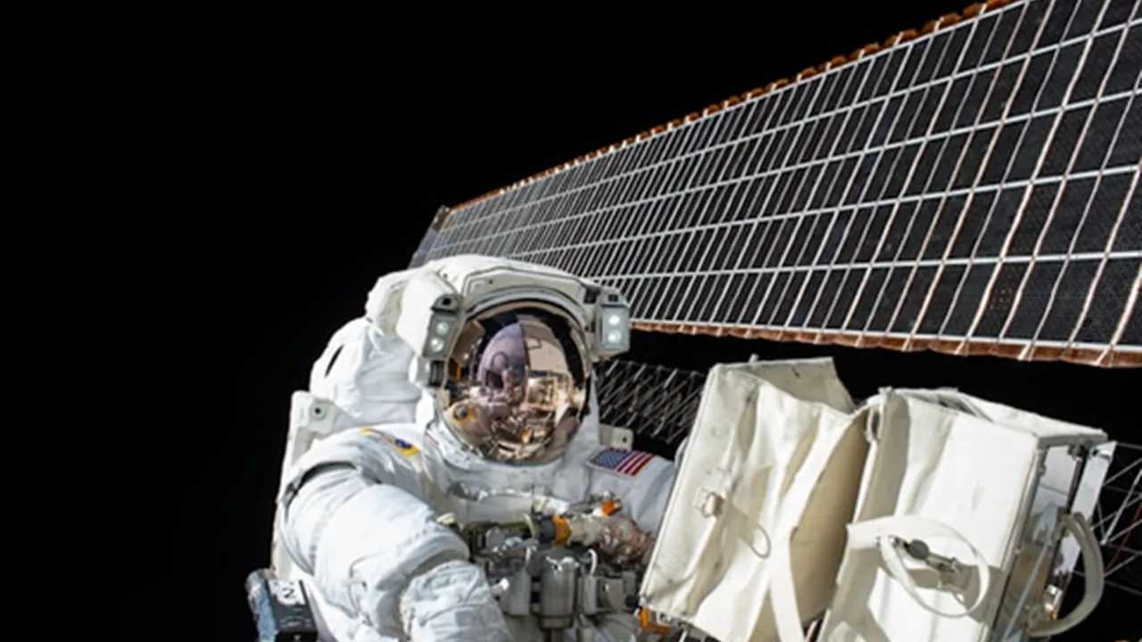 Astronauta trabajando en la Estación Espacial Internacional (ISS).