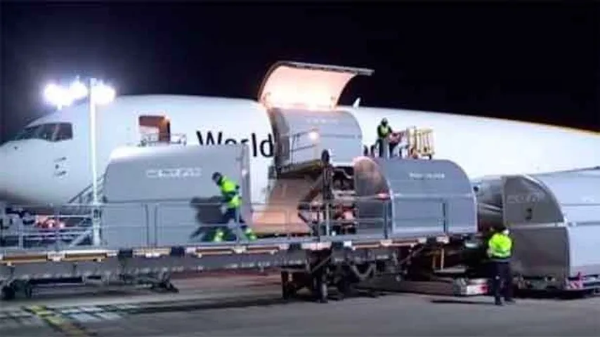 El primer gran envío de vacunas llega a cinco aeropuertos españoles. (Foto: Onda Cero)